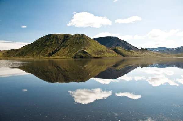 Krásné hory reflectng v jezeře, mraky — Stock fotografie