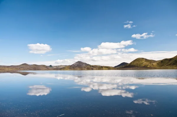 雲の湖の美しい山 reflectng — ストック写真