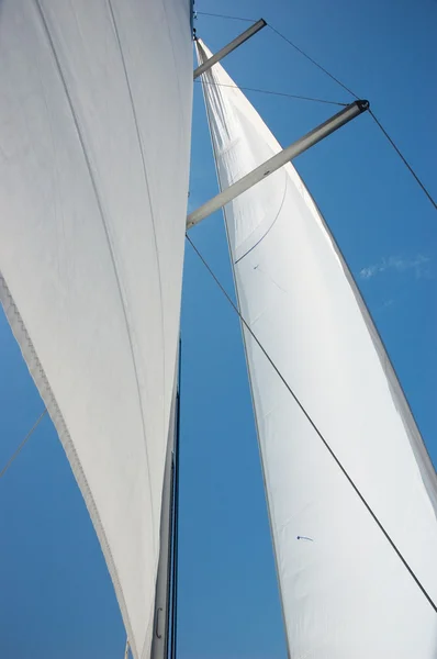 Jachty plachty proti modré obloze — Stock fotografie