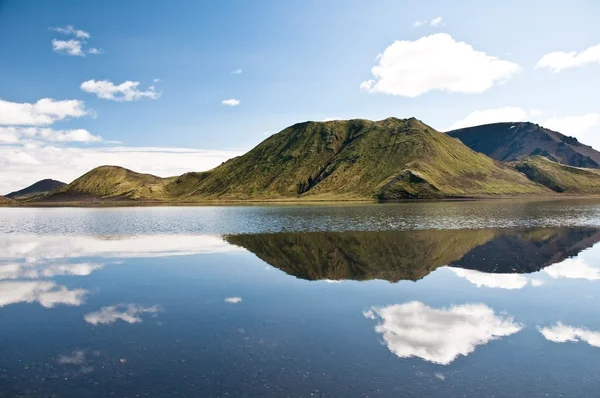 Beautiful mountains reflectng in the lake, clouds — Stock Photo, Image