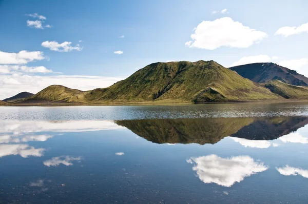 Belas montanhas refletindo no lago, nuvens — Fotografia de Stock