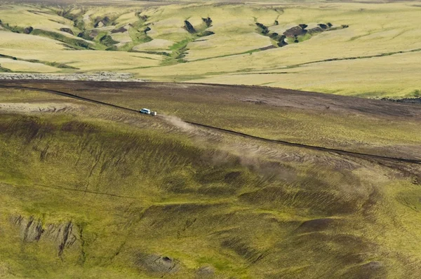 Kleinwagen fährt in die Landschaft — Stockfoto