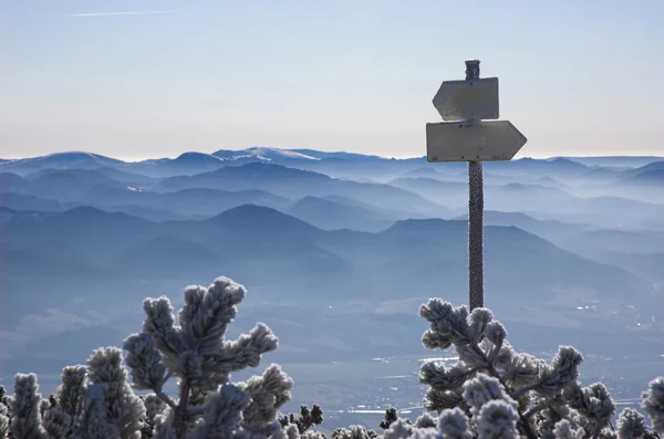Assinar setas acima dos cumes das montanhas — Fotografia de Stock