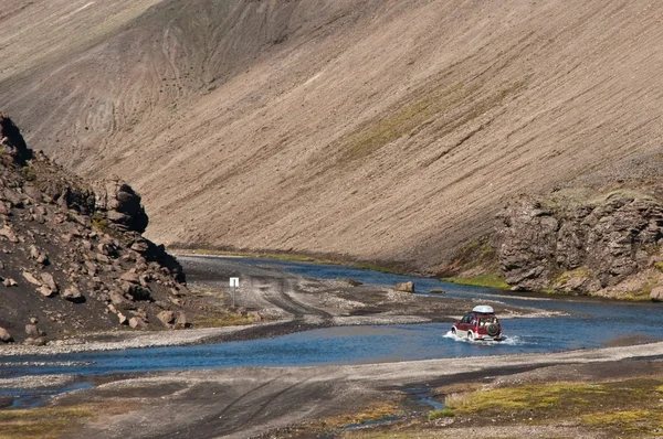 Korsar floden med off road bil — Stockfoto