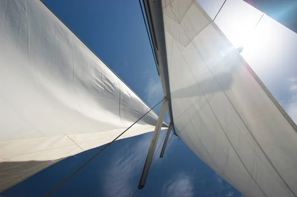 Żagle jachtów przeciw błękitne niebo — Zdjęcie stockowe