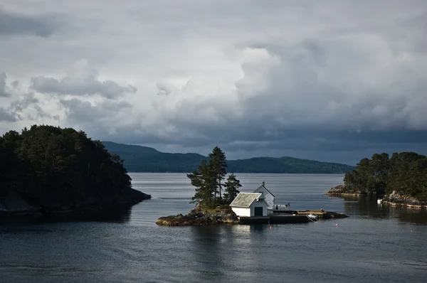 Island house in Norwegian fjord — Stock Photo, Image