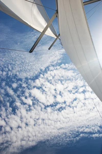 游艇风帆反对蓝蓝的天空 — 图库照片