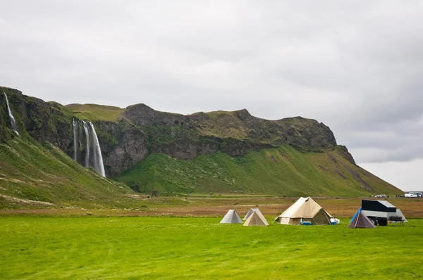 Camping in de buurt van de waterval — Stockfoto