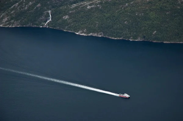 Barco de cruzeiro fiorde, Noruega — Fotografia de Stock