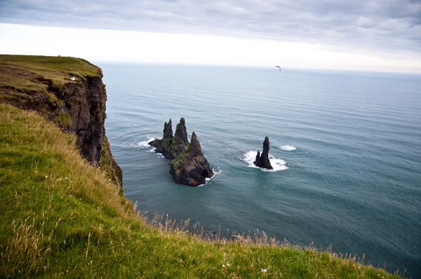 Éles sziklák a tengerben, Dyrholaey, Izland — Stock Fotó