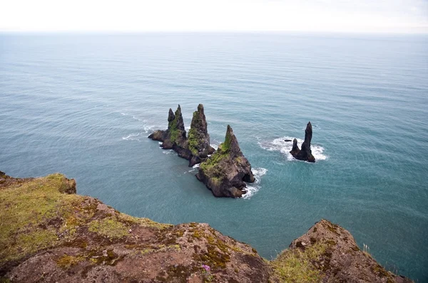 Rochers pointus dans la mer, Dyrholaey, Islande — Photo