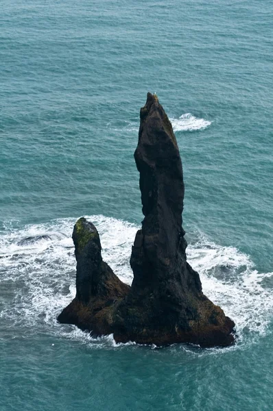 Scherpe rotsformatie in de zee, IJsland — Stockfoto