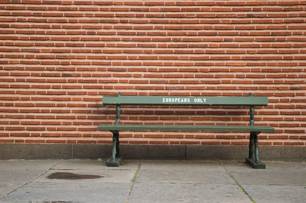 Racistische bench: Europeanen alleen — Stockfoto