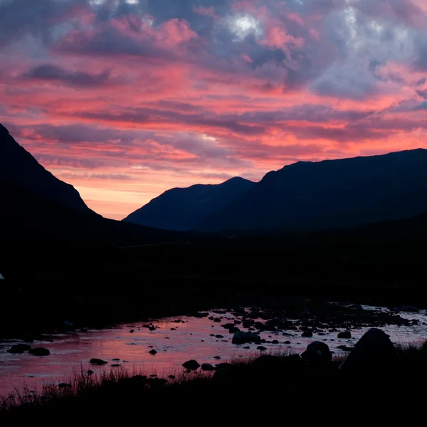 Ongelooflijke zonsondergang met fantastische kleuren — Stockfoto