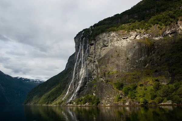 Waterval in de fjord — Stockfoto