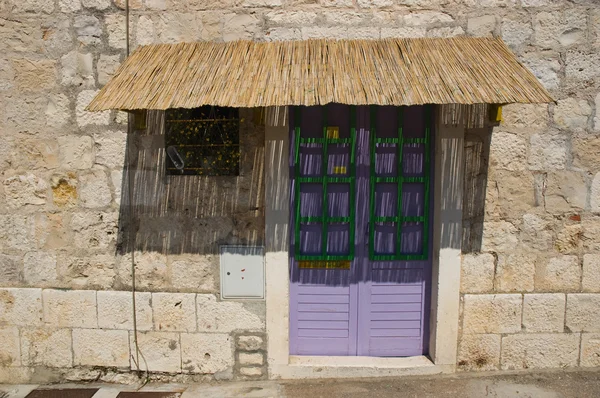 Фиолетовая дверь — стоковое фото