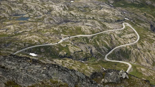 Небезпечна зміїна дорога в горах — стокове фото