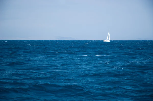 Біла яхта — стокове фото