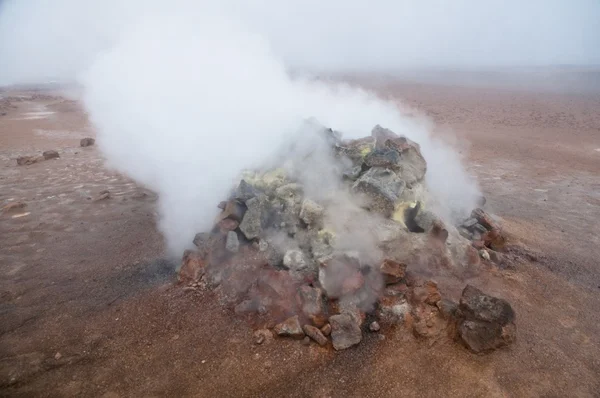 Geotermální parní fumarole v oblasti vulkánu na Islandu — Stock fotografie