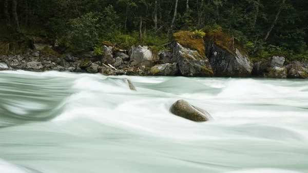 Glaciären river med stenar, lång exponering — Stockfoto