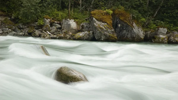 Gleccser folyó kövekkel, hosszú expozíció — Stock Fotó