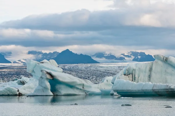アイスランド - 地球温暖化によって作成された anazing 形の氷河湖 — ストック写真