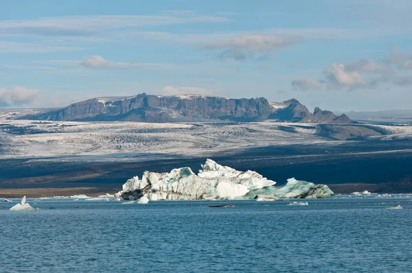 在冰岛-anazing 形状创建的全球变暖冰川湖 — 图库照片