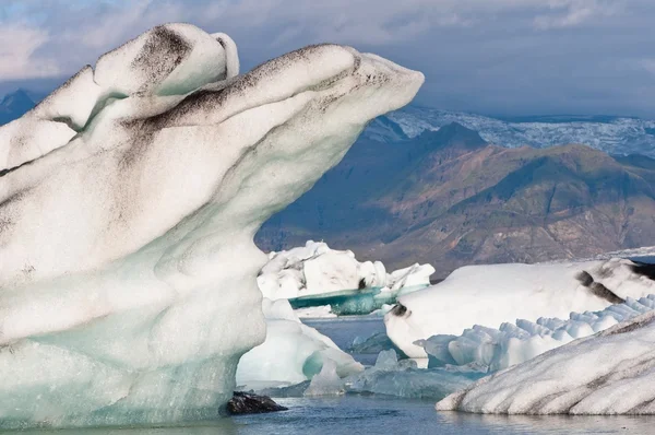 Ледниковое озеро в Исландии - анацистские формы, созданные глобальным потеплением — стоковое фото
