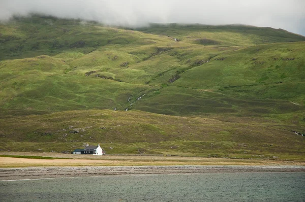 Hütte am Meer in schöner Landschaft unter den Bergen — Stockfoto