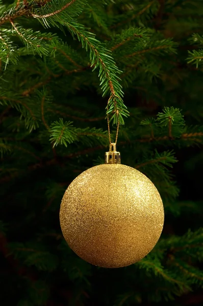 金色圣诞球挂在树上 — 图库照片