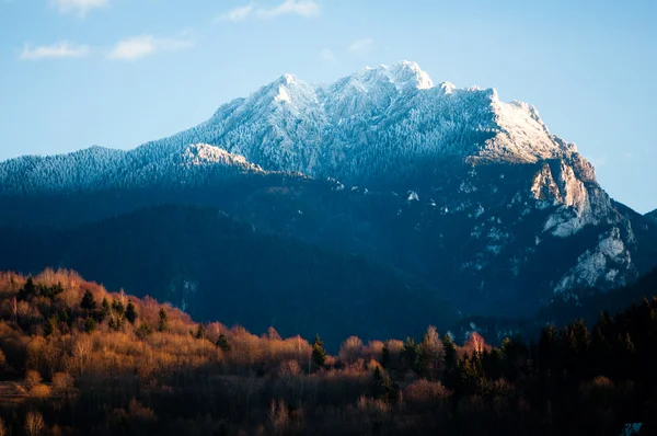 Rocky mountain v podzimní večer — Stock fotografie