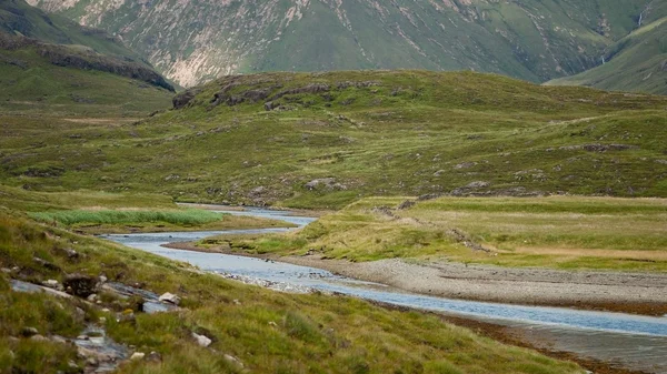 Yeşil dağlar ve bir nehir ile güzel manzara — Stok fotoğraf