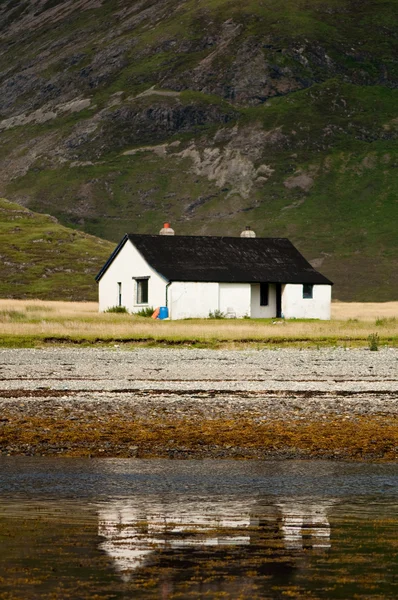 Hütte am Meer in schöner Landschaft unter den Bergen — Stockfoto