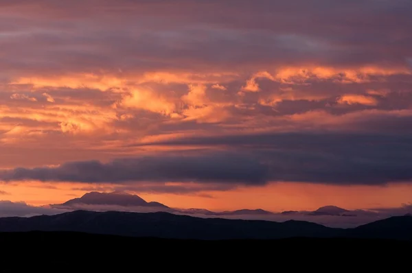 Unglaublicher Sonnenaufgang über den Bergen — Stockfoto