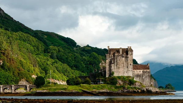 Eilean Donan castelo, marco muito popular na Escócia — Fotografia de Stock