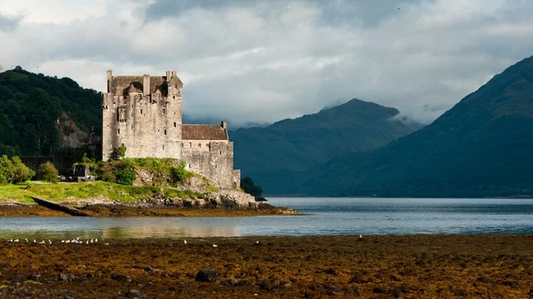 Eilean Donan castelo, marco muito popular na Escócia — Fotografia de Stock