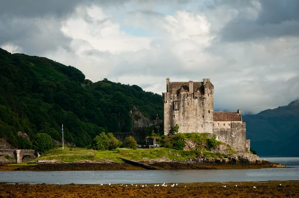 Eilean Donan linna, erittäin suosittu maamerkki Skotlannissa — kuvapankkivalokuva