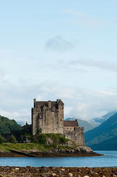 Eilean donan kasteel, zeer populair mijlpaal in Schotland — Stockfoto