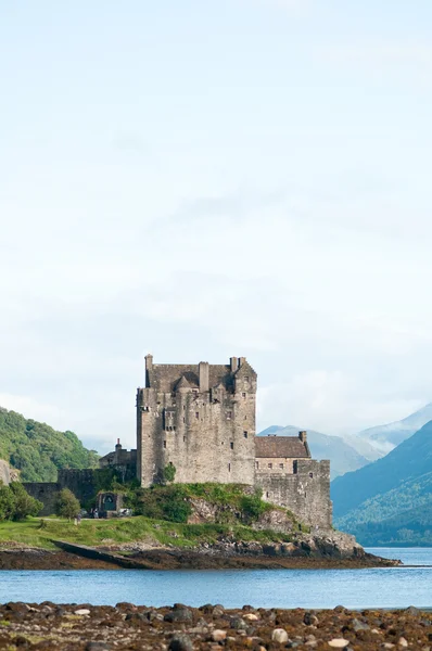 Eilean Donan castle, nagyon népszerű landmark Skóciában — Stock Fotó