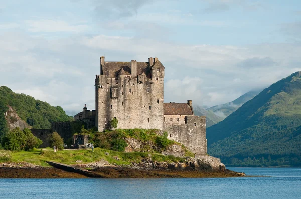 Eilean Donan linna, erittäin suosittu maamerkki Skotlannissa — kuvapankkivalokuva