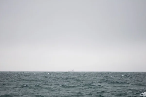 Βάρκα στην φουρτουνιασμένη θάλασσα — Φωτογραφία Αρχείου