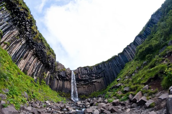 Svartifoss, famosa cachoeira negra, Islândia — Fotografia de Stock