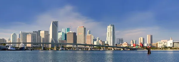 市中心住宅和办公建筑物的迈阿密佛罗里达州全景图 — 图库照片