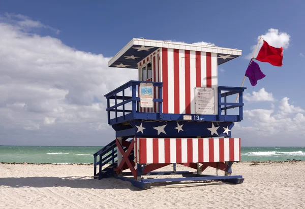 Summer scene with a lifeguard house in Miami Beach — Stock Photo, Image