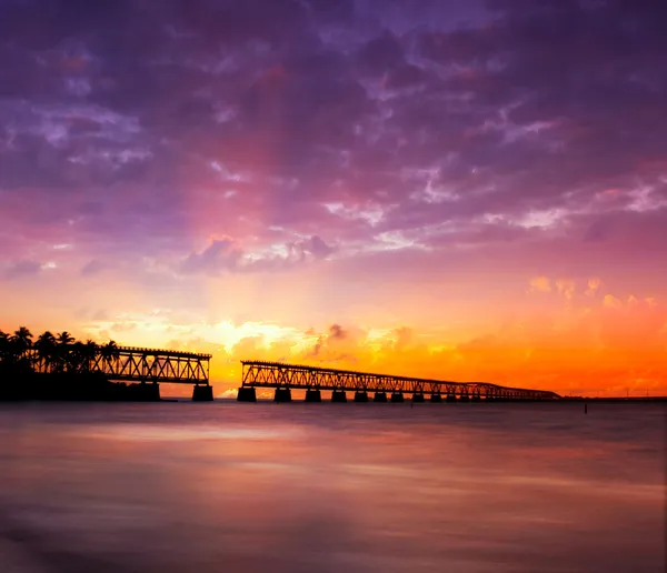 Llaves de Florida, puente roto al atardecer o al amanecer —  Fotos de Stock
