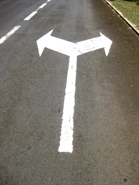 Iki yol yön işareti dönüm — Stok fotoğraf