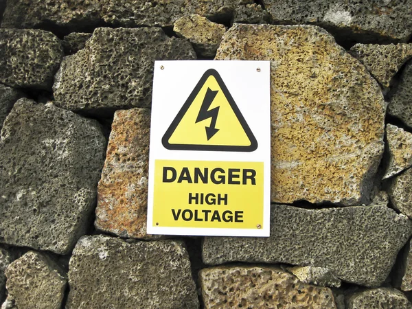 Perigo de alta tensão sinal amarelo — Fotografia de Stock