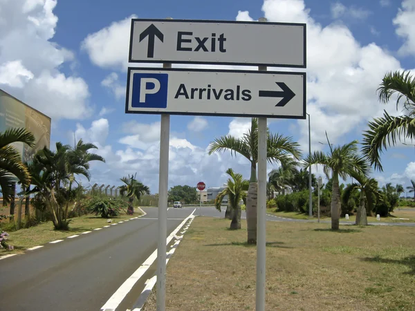 Sinal de chegada e saída do aeroporto — Fotografia de Stock