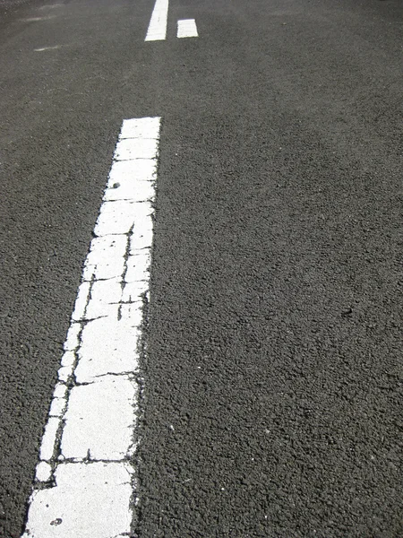 Witte lijn op asfalt — Stockfoto