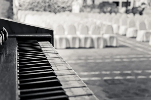 Piano no local do casamento Fotos De Bancos De Imagens Sem Royalties